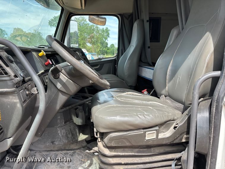 image for item DV4299 2019 Volvo Truck VNL semi truck