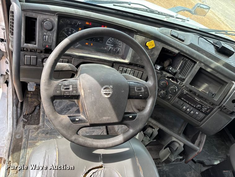 image for item DV4299 2019 Volvo Truck VNL semi truck