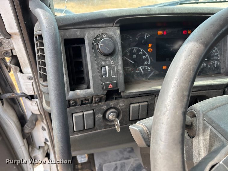 image for item DV4299 2019 Volvo Truck VNL semi truck