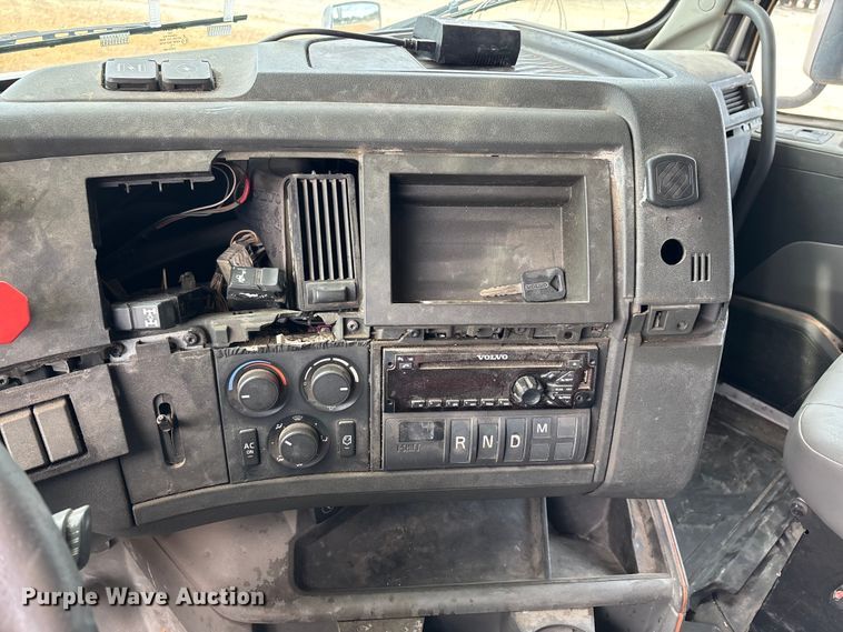 image for item DV4299 2019 Volvo Truck VNL semi truck