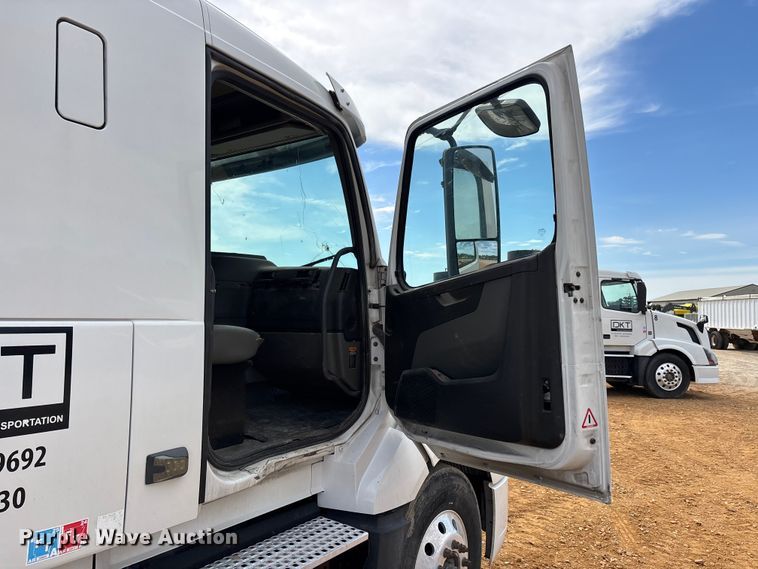 image for item DV4299 2019 Volvo Truck VNL semi truck