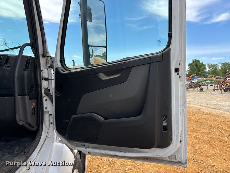 image for item DV4299 2019 Volvo Truck VNL semi truck