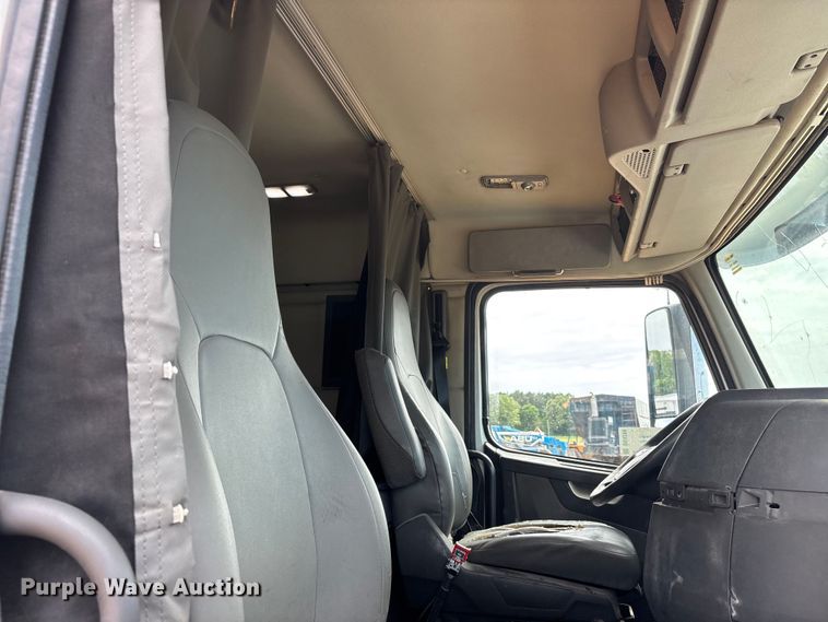 image for item DV4299 2019 Volvo Truck VNL semi truck