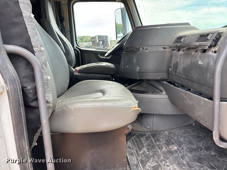 image for item DV4299 2019 Volvo Truck VNL semi truck