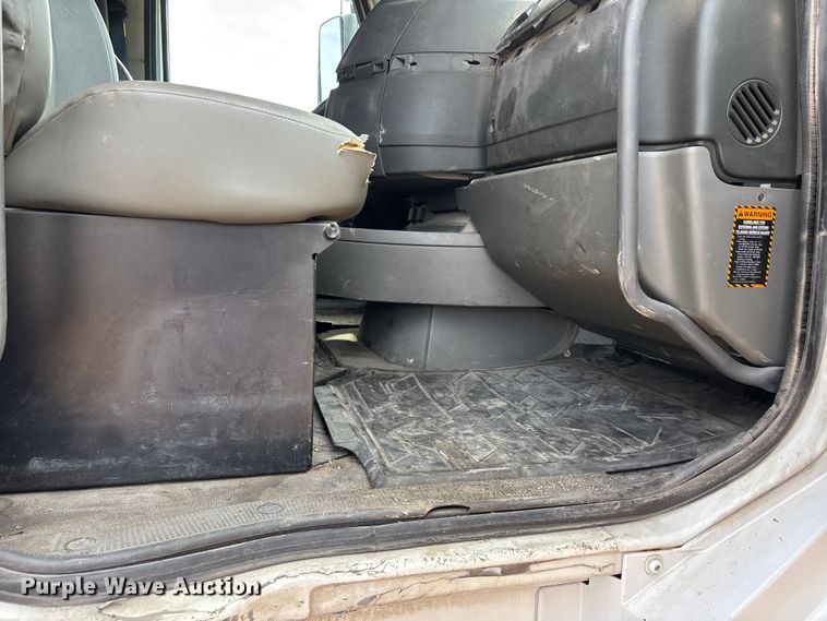 image for item DV4299 2019 Volvo Truck VNL semi truck