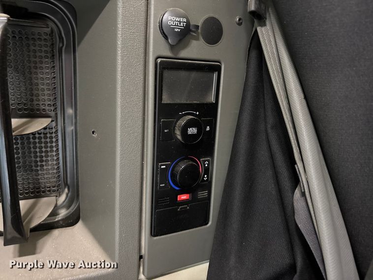 image for item DV4299 2019 Volvo Truck VNL semi truck