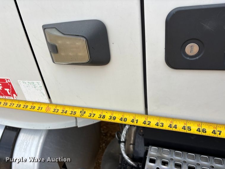 image for item DV4299 2019 Volvo Truck VNL semi truck