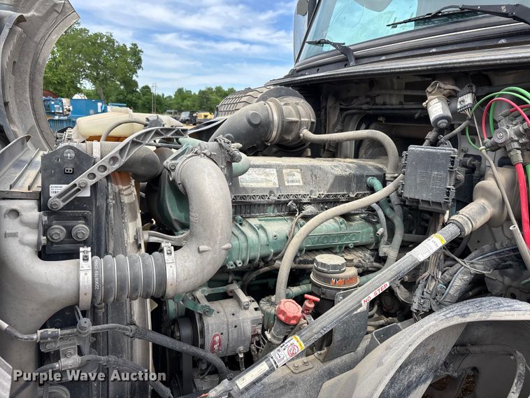 image for item DV4299 2019 Volvo Truck VNL semi truck