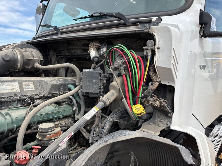 image for item DV4299 2019 Volvo Truck VNL semi truck