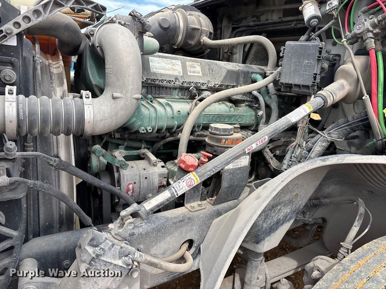 image for item DV4299 2019 Volvo Truck VNL semi truck