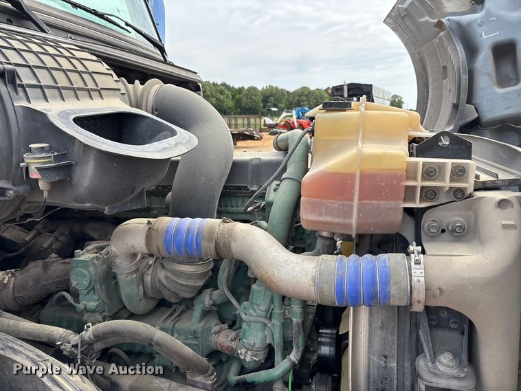 image for item DV4299 2019 Volvo Truck VNL semi truck