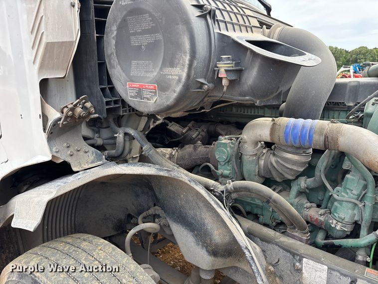 image for item DV4299 2019 Volvo Truck VNL semi truck