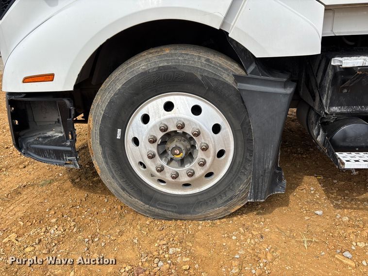 image for item DV4299 2019 Volvo Truck VNL semi truck