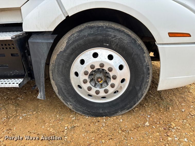 image for item DV4299 2019 Volvo Truck VNL semi truck