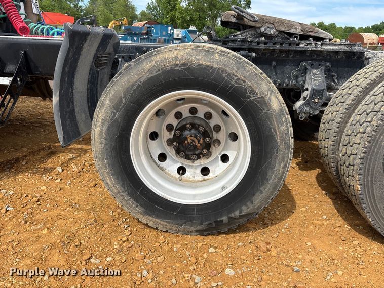 image for item DV4299 2019 Volvo Truck VNL semi truck
