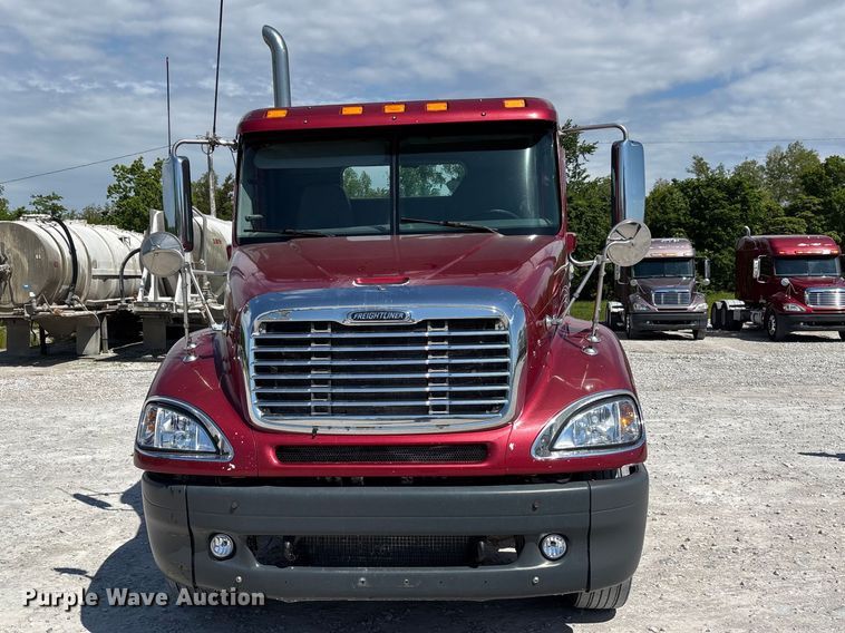 image for item DV4318 2017 Freightliner Columbia semi truck