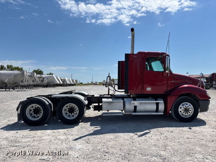 image for item DV4318 2017 Freightliner Columbia semi truck