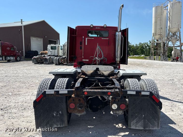 image for item DV4318 2017 Freightliner Columbia semi truck