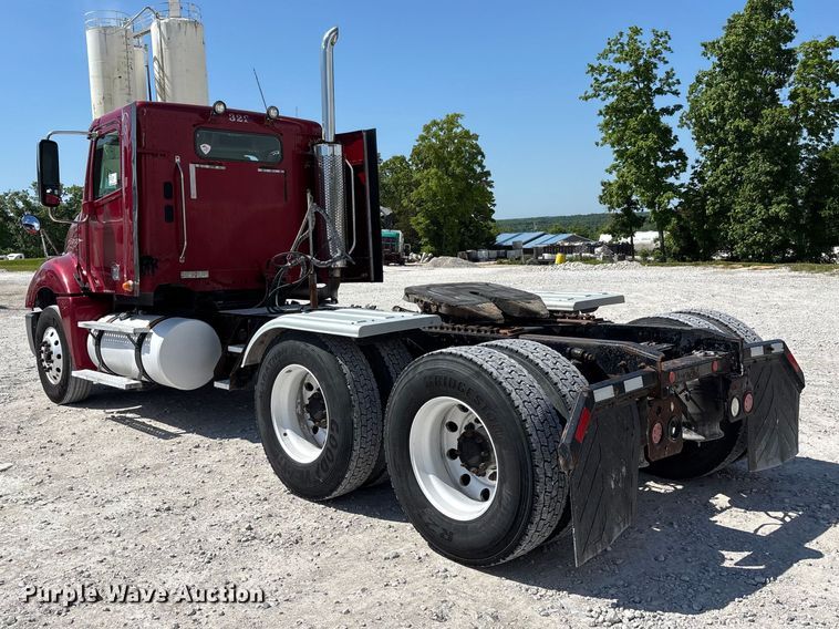 image for item DV4318 2017 Freightliner Columbia semi truck