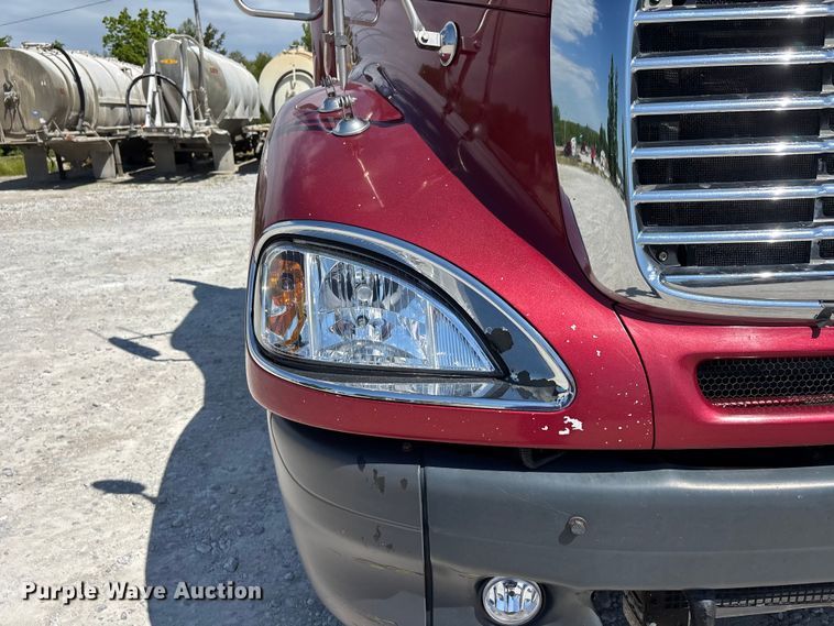 image for item DV4318 2017 Freightliner Columbia semi truck