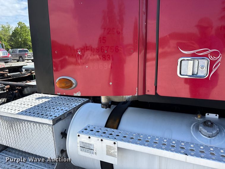 image for item DV4318 2017 Freightliner Columbia semi truck