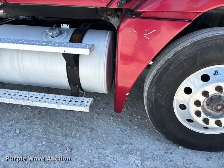 image for item DV4318 2017 Freightliner Columbia semi truck