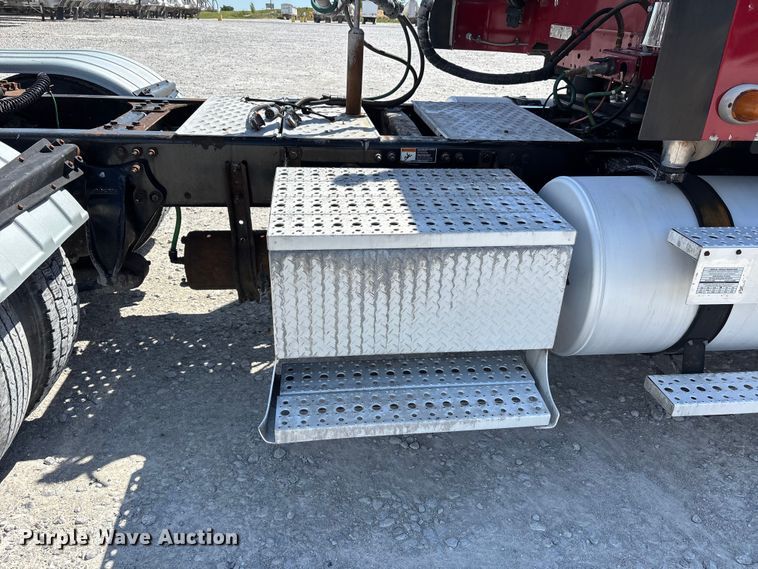 image for item DV4318 2017 Freightliner Columbia semi truck