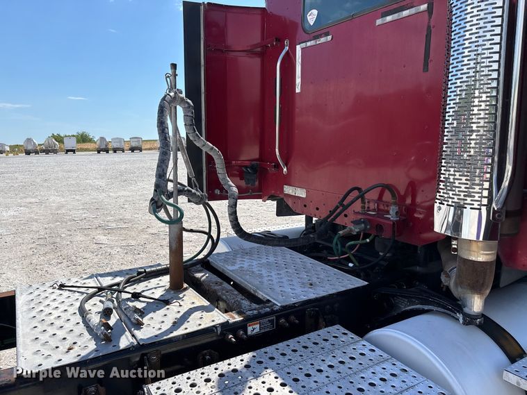 image for item DV4318 2017 Freightliner Columbia semi truck