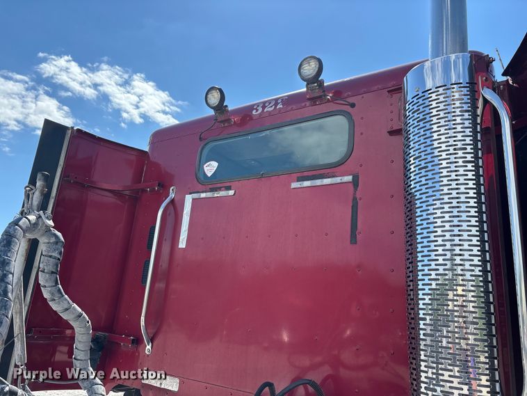 image for item DV4318 2017 Freightliner Columbia semi truck