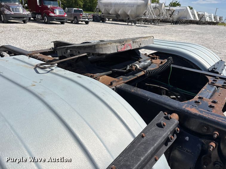 image for item DV4318 2017 Freightliner Columbia semi truck