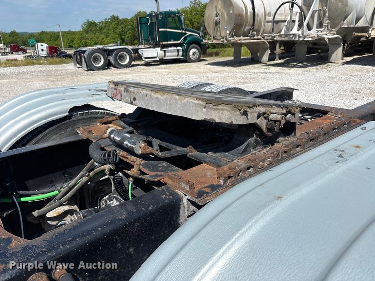 image for item DV4318 2017 Freightliner Columbia semi truck