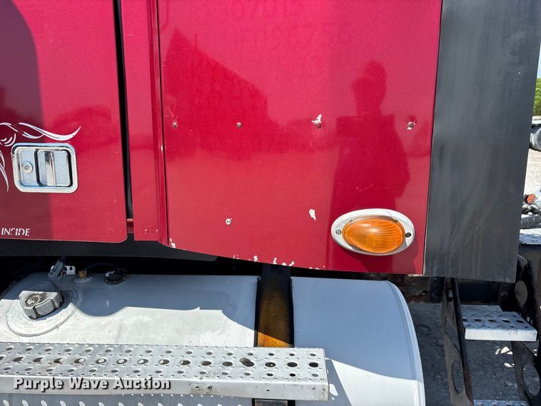 image for item DV4318 2017 Freightliner Columbia semi truck