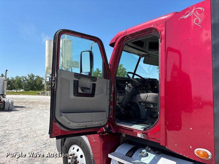 image for item DV4318 2017 Freightliner Columbia semi truck