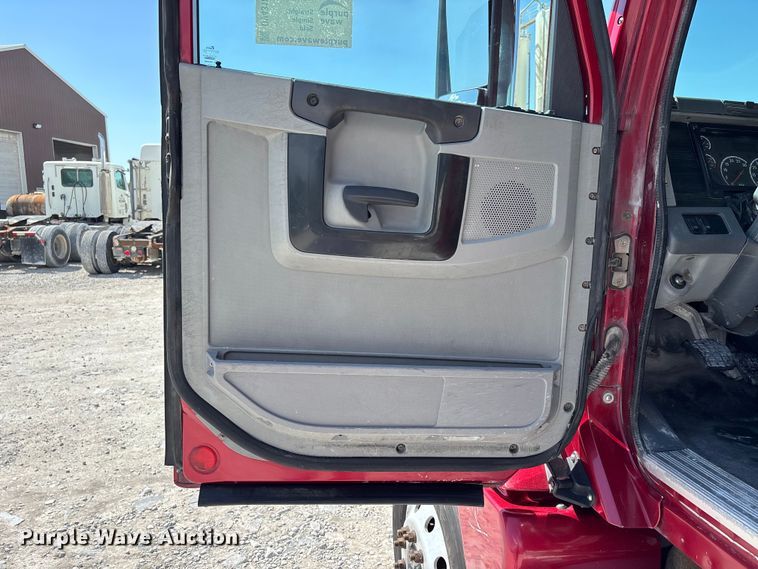 image for item DV4318 2017 Freightliner Columbia semi truck