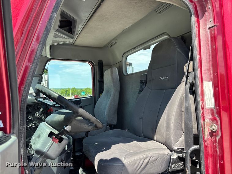 image for item DV4318 2017 Freightliner Columbia semi truck