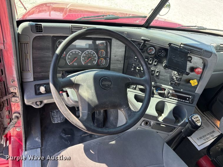 image for item DV4318 2017 Freightliner Columbia semi truck