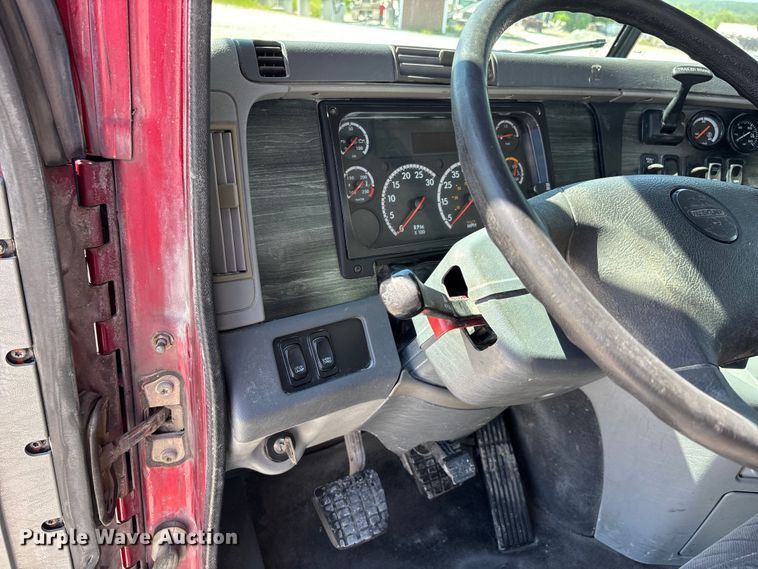 image for item DV4318 2017 Freightliner Columbia semi truck