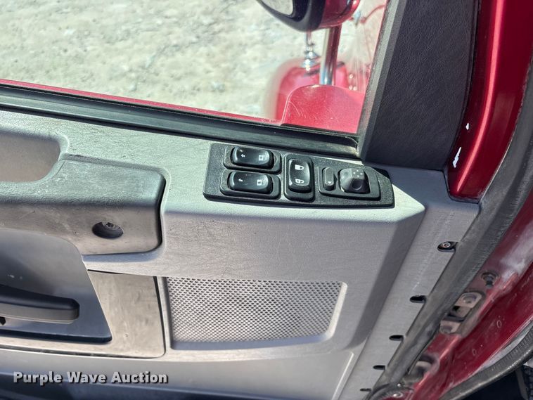 image for item DV4318 2017 Freightliner Columbia semi truck