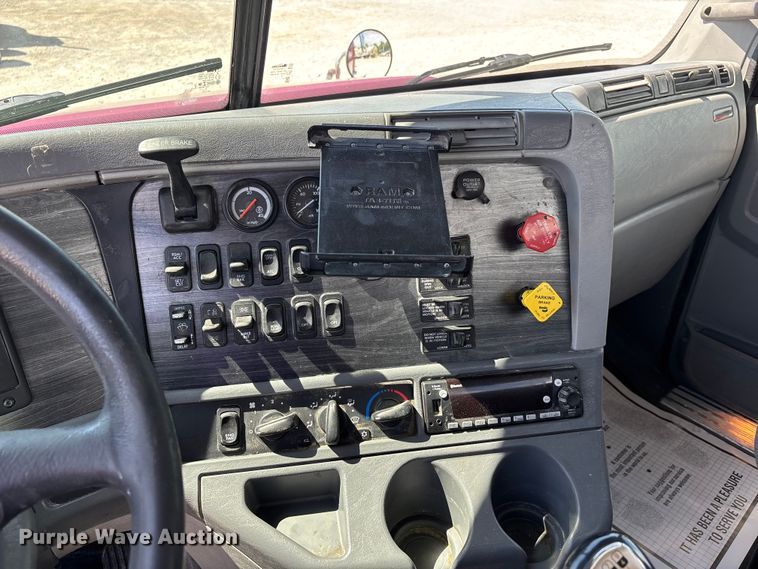 image for item DV4318 2017 Freightliner Columbia semi truck