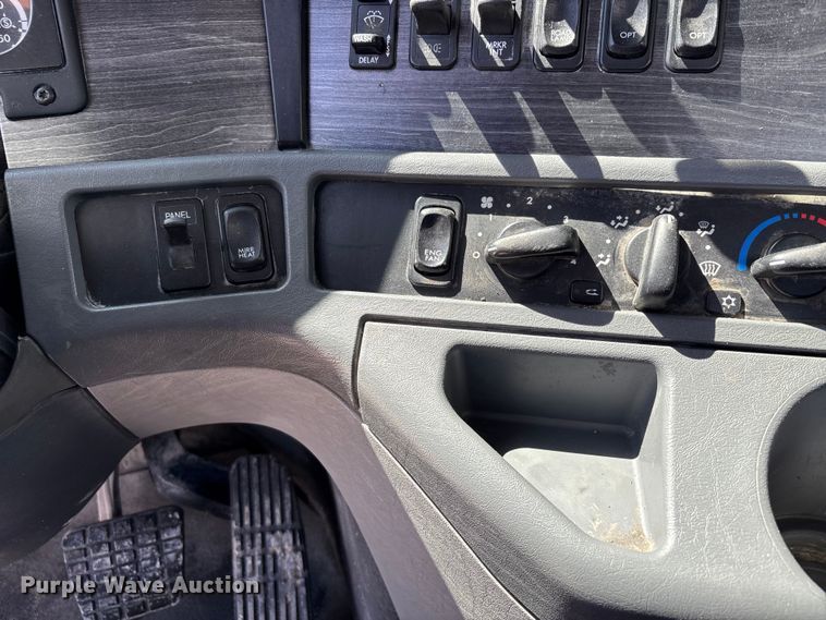 image for item DV4318 2017 Freightliner Columbia semi truck