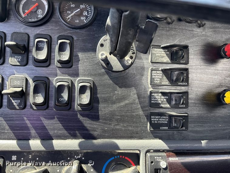 image for item DV4318 2017 Freightliner Columbia semi truck