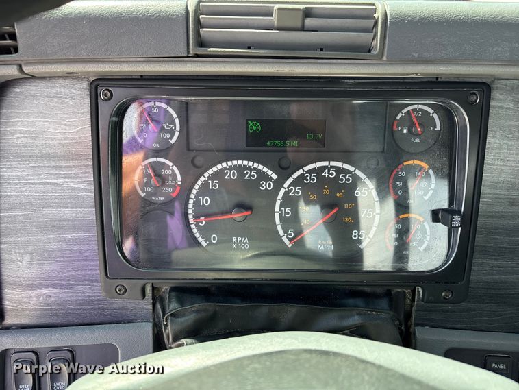 image for item DV4318 2017 Freightliner Columbia semi truck