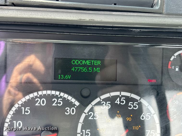 image for item DV4318 2017 Freightliner Columbia semi truck