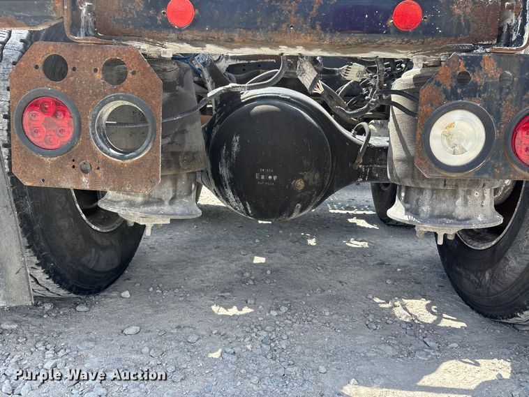 image for item DV4318 2017 Freightliner Columbia semi truck