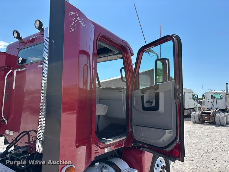 image for item DV4318 2017 Freightliner Columbia semi truck