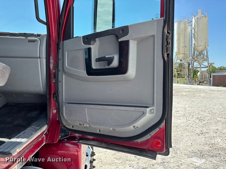 image for item DV4318 2017 Freightliner Columbia semi truck
