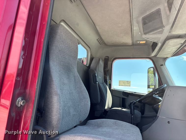 image for item DV4318 2017 Freightliner Columbia semi truck