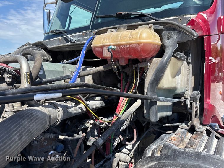 image for item DV4318 2017 Freightliner Columbia semi truck