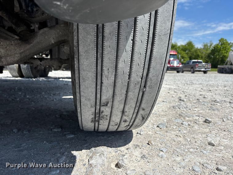 image for item DV4318 2017 Freightliner Columbia semi truck