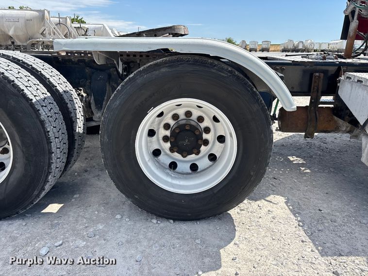 image for item DV4318 2017 Freightliner Columbia semi truck